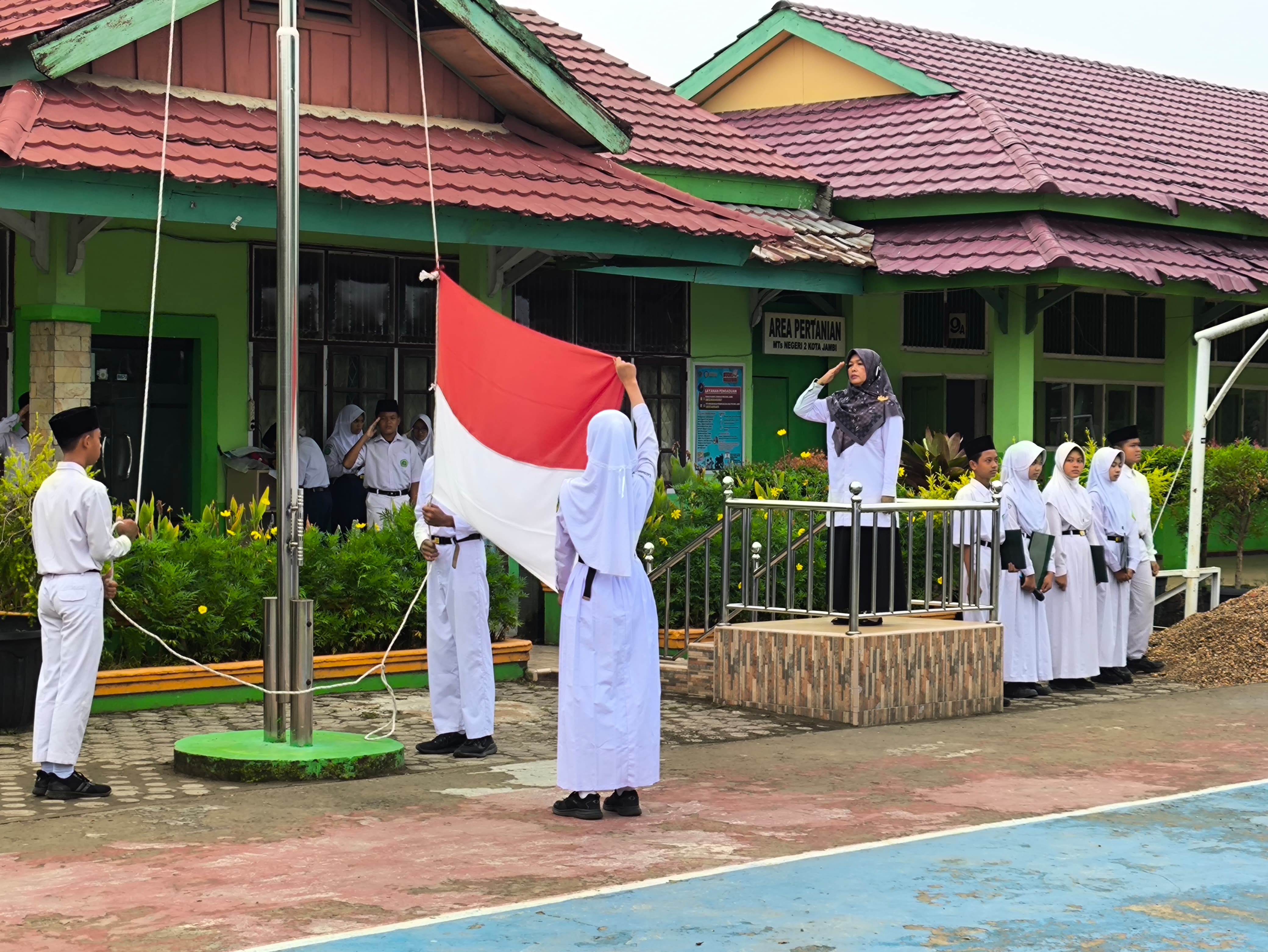 Upacara Bendera MTsN 2 Kota Jambi: Kelas 9H Bertugas, Ibu Rahmah Ajak Siswa Ikhlas Menuntut Ilmu