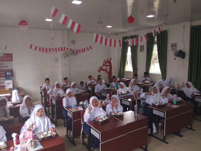 MBG 7H: Semur Ayam dan Semangat Baru di Tengah Riuh Senin