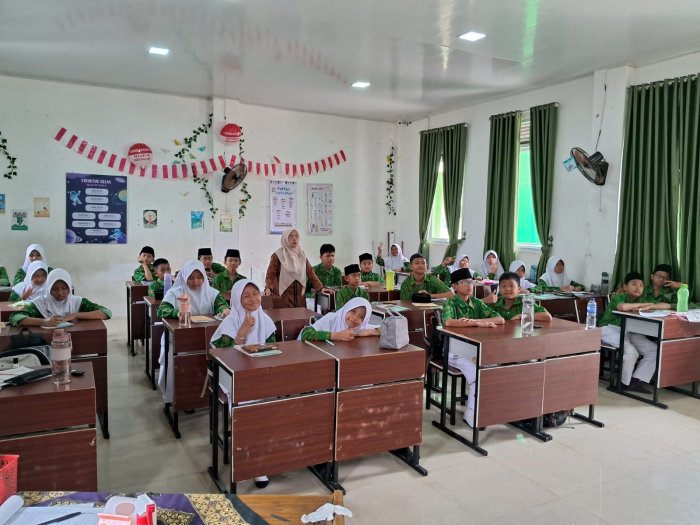 Sosialisasi P3LP oleh Ibu Mimi di Kelas 7 MTsN 2 Kota Jambi: Smart TV Jadi Media Edukasi Luka Psikologis