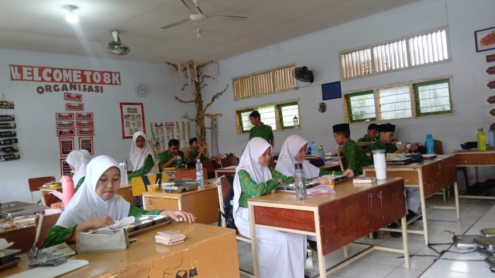 MBG Kelas 7K, 8K, dan 9K: Makan Bersama, Sehat Bersama, Bahagia Bersama