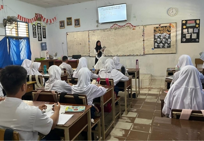 Segitiga di Layar Pintar: Praktik Mengajar Mahasiswi PLP di MTsN 2 Kota Jambi