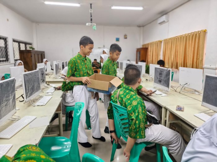 Aksi Nyata Kepedulian: MTsN 2 Kota Jambi Galang Dana untuk Bencana Sumatra