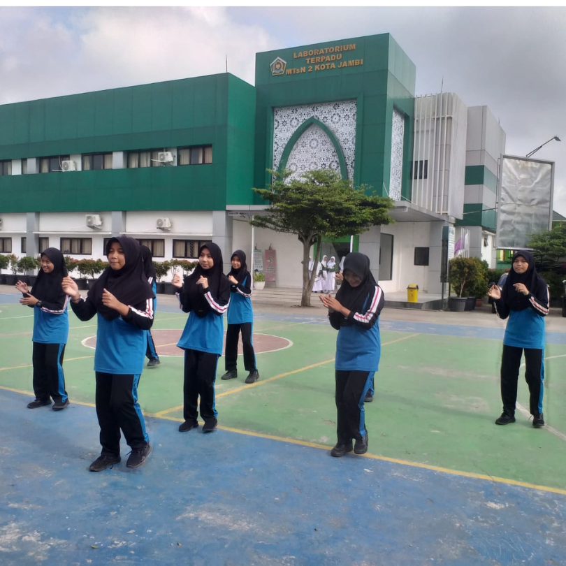 Siswa siswi MTsN 2 Kota Jambi Berkreasi dalam Pengambilan Nilai Senam Irama