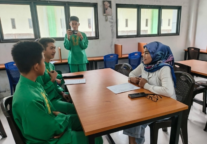Dari Teori ke Aksi: Siswa Wawancarai Staf Perpustakaan Tentang Taman Baca