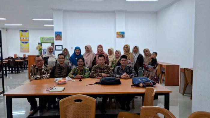 Guru IPS MTsN 2 Kota Jambi Aktif di MGMP dan OMI: Sinergi Pembinaan dan Kompetisi