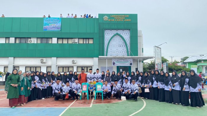 G u r u :  Merawat Semesta Dengan Cinta