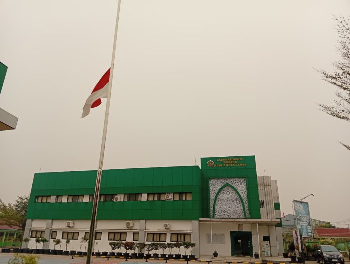 MTsN 2 Kota Jambi: Menghormati Pahlawan dan Memaknai Hari Kesaktian Pancasila