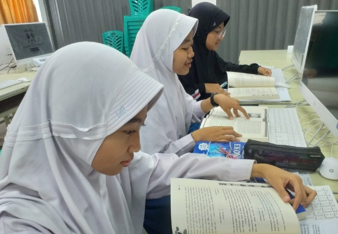 Tiga Siswi MTsN 2 Jambi Siap Berlaga di OMI di Bidang IPS