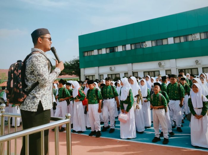 Siap Masuk Kelas, Murid Baru MTsN 2 Kota Jambi Terima Arahan Kedisiplinan