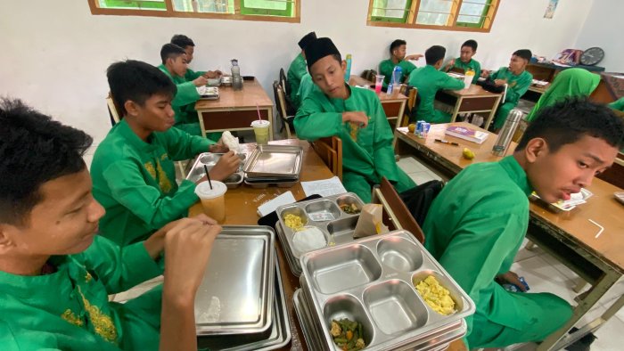 MBG Kelas 9G, 9H, 9I, dan 9J: Makan Bergizi, Menyatu dalam Momen yang Bermakna