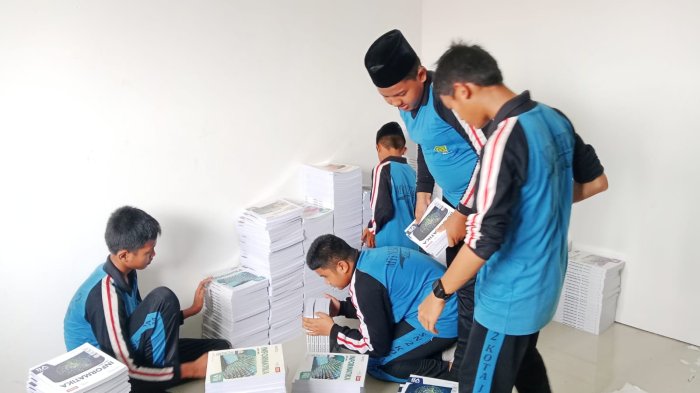Pengurus Perpustakaan MTsN 2 Kota Jambi Lakukan Pengelolaan Koleksi dan Aksi Hibah Buku