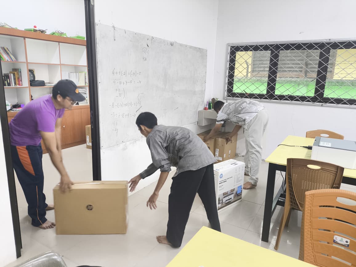 Tim Laboratorium Komputer 3 MTsN 2 Kota Jambi Lakukan Bersih-Bersih Usai Instalasi PC Baru