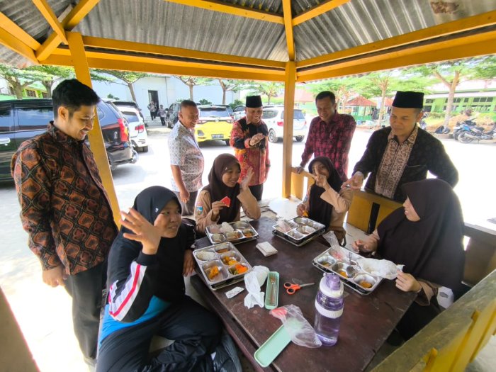 Kepala Kemenag Kota Jambi Tinjau Langsung Kegiatan Makan Bergizi Gratis (MBG) di MTsN 2 Kota Jambi