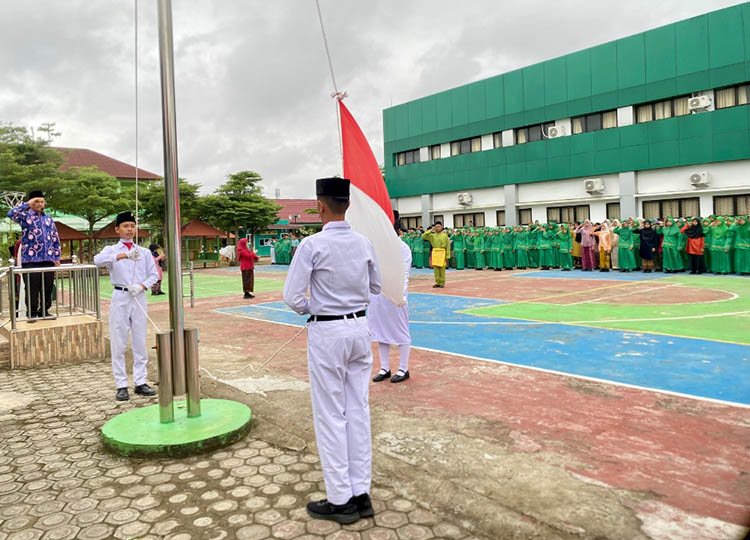 Teguhkan Komitmen Pendidikan lewat Upacara Hardiknas 2025