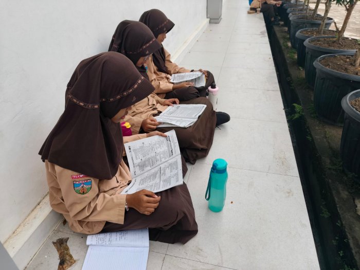 Siswa MTsN 2 Kota Jambi Tetap Rutin Ulang Materi di Hari Terakhir Ujian Siswa MTsN 2 Kota Jambi Tetap Rutin Ulang Materi di Hari Terakhir Ujian