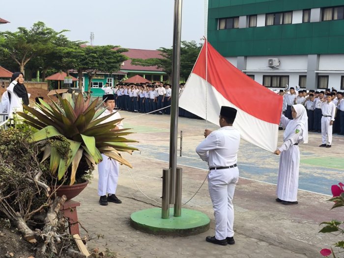 Upacara Bendera MTsN 2 Kota Jambi: Petugas 9D Tampil Tertib, Ibu Juhriyah Sampaikan Pesan Bermakna