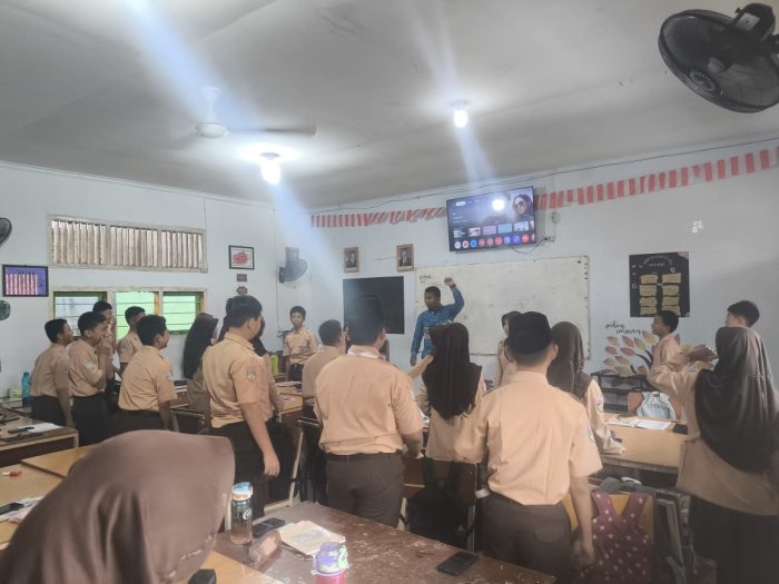 Bapak M. Hasbi, M.Pd Produksi Video UKIN UKMPPG Bersama Kelas 8K