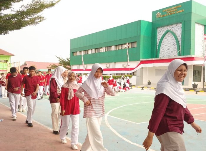 Keseruan Jalan Santai MTsN 2 Kota Jambi, Bertabur Hadiah
