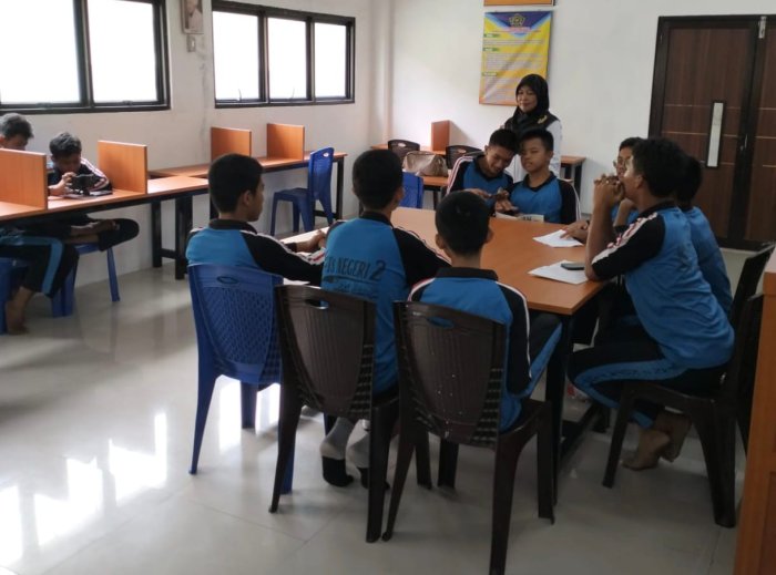 Kelas 9J Belajar Bahasa Indonesia Lewat Podcast: Sistem Kekerabatan Jadi Cerita Suara