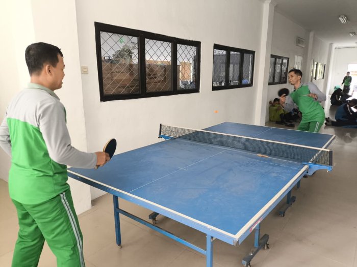 Guru MTsN 2 Kota Jambi Bermain Tenis Meja di Koridor Laboratorium Terpadu