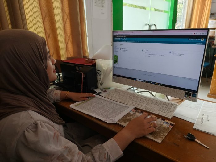 Kawal Hak Guru, Operator MTsN 2 Kota Jambi Fokus Validasi Data Tunjangan Profesi Kawal Hak Guru, Operator MTsN 2 Kota Jambi Fokus Validasi Data Tunjangan Profesi