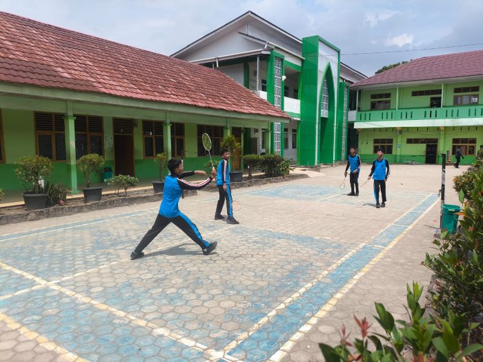 Siswa Kelas 9A Isi Waktu Usai Olahraga dengan Bermain Badminton di Lapangan Madrasah