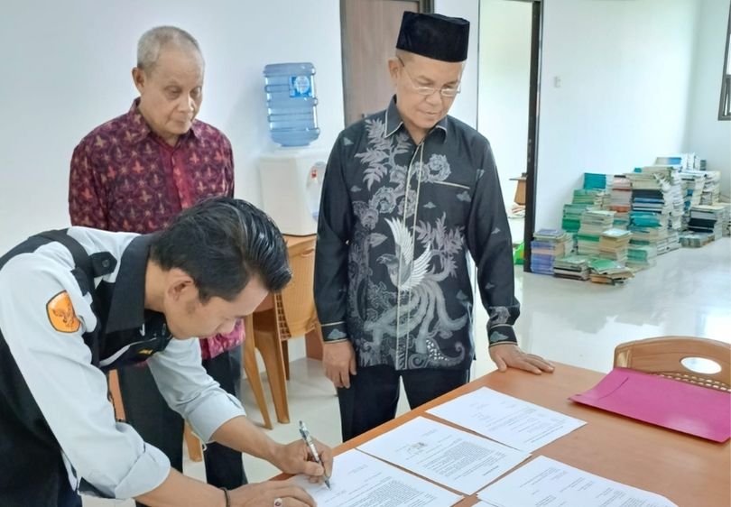 Dukung Literasi Santri, MTsN 2 Kota Jambi Serahkan Ribuan Buku ke Ponpes Achmad Hatta