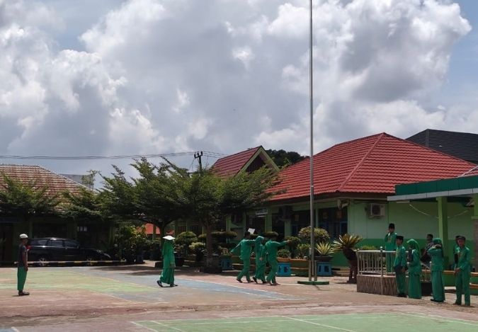 Terik Tak Halangi Langkah: Persiapan Upacara oleh Kelas 8J