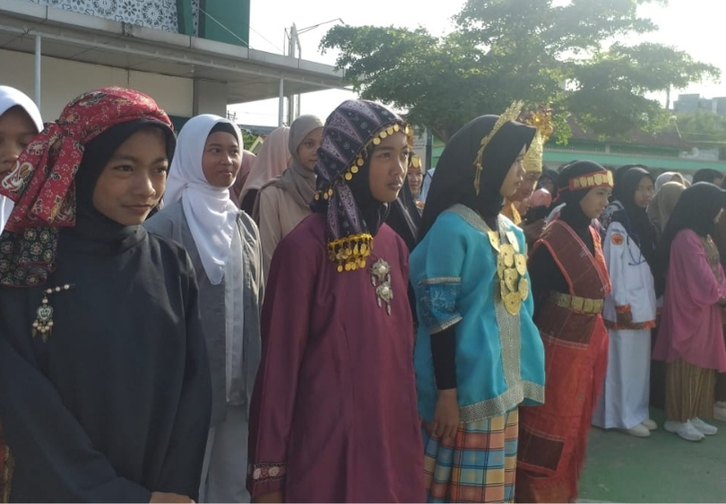 Mozaik Nusantara: Peserta Didik MTsN 2 Kota Jambi Meriahkan HUT RI dengan Pakaian Adat