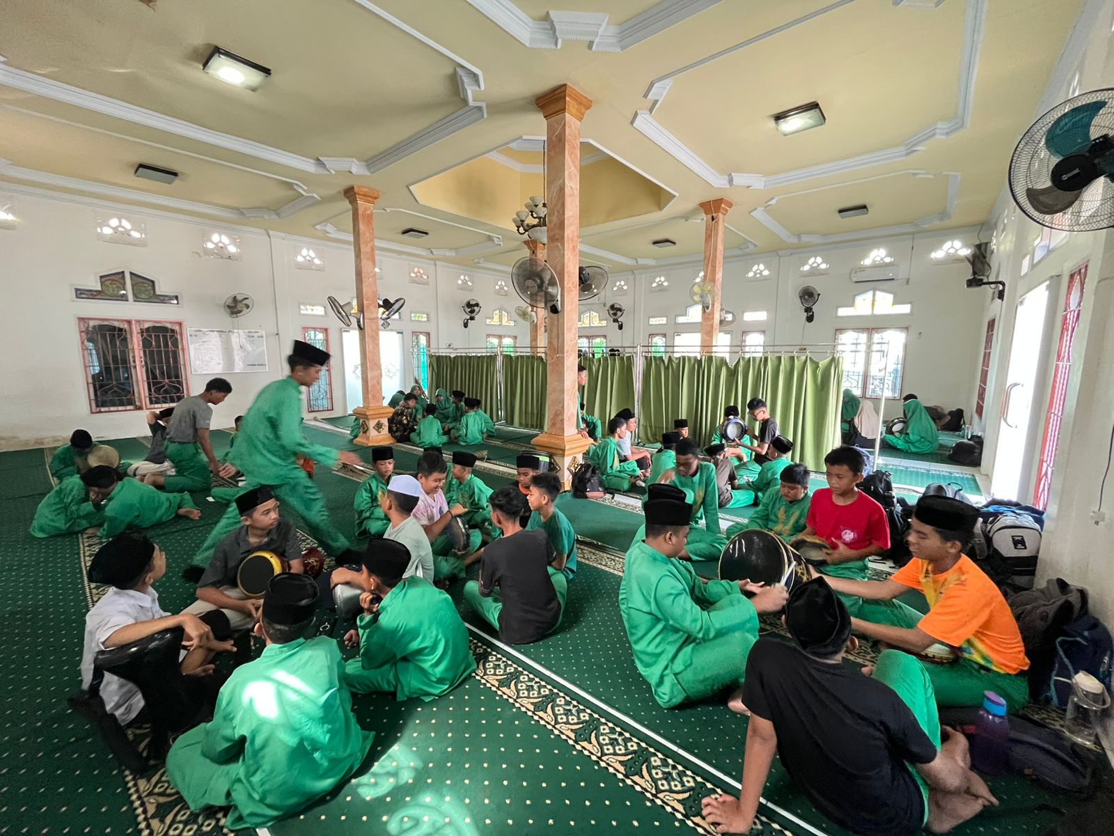 Latihan Hadroh Sohibul Muslimin MTsN 2 Kota Jambi: Teknik Rebana, Darbuka, Bass, Tam, dan Vokal Sholawat Berlangsung Konsisten