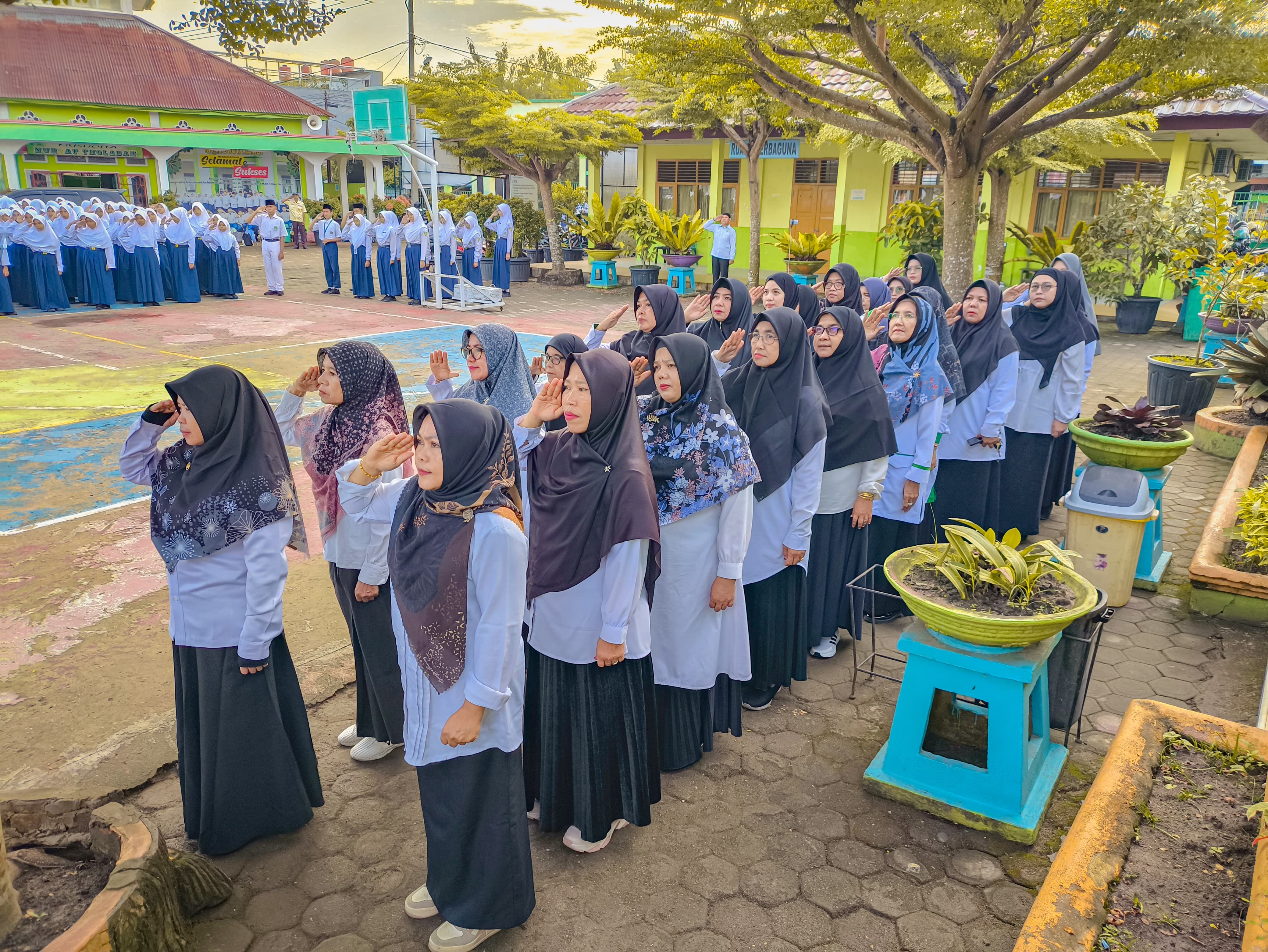 Semangat Bapak/Ibu Guru dan Tenaga Kependidikan MTsN 2 Kota Jambi Warnai Upacara Bendera Hari Ini