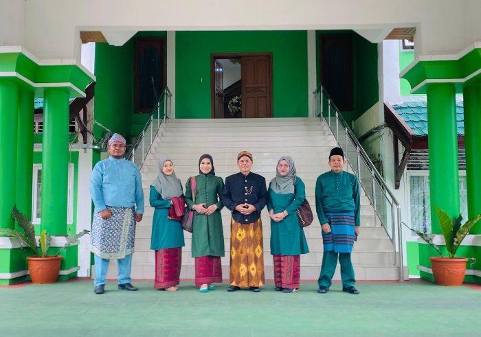 Guru dan Tendik MTsN 2 Kota Jambi Sukses Jalankan Tugas Upacara Hari Guru