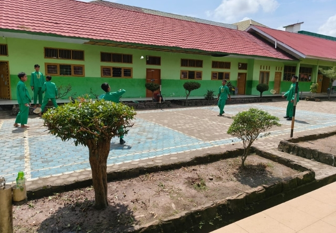 Olahraga Bulu Tangkis Warnai Waktu Luang Siswa