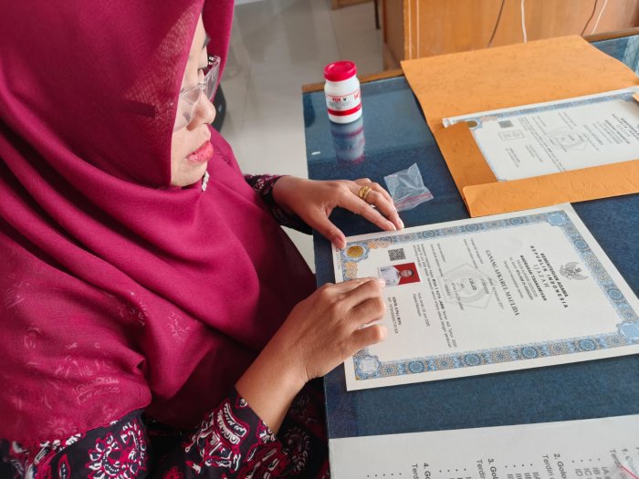 Menuju Pengesahan Akhir, Intip Kesibukan Penempelan Foto Ijazah
