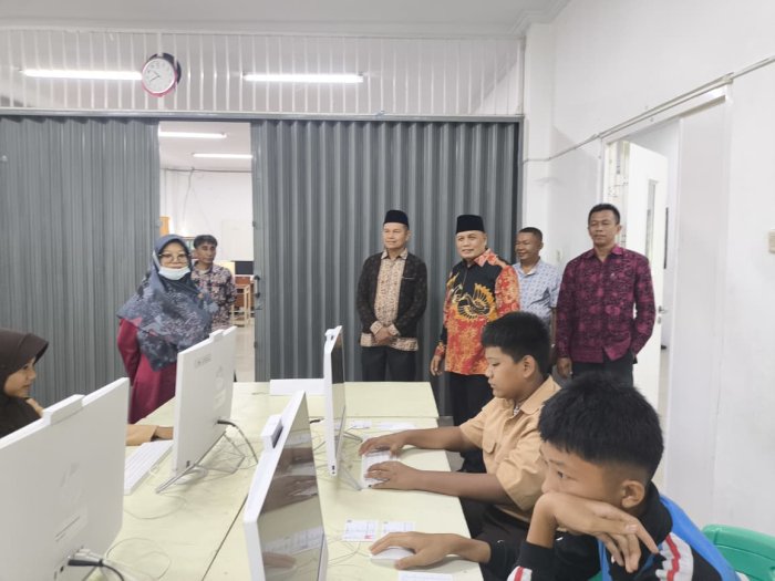 Kepala Kemenag Kota Jambi Tinjau Pelaksanaan ANBK 2025 Hari Pertama di MTsN 2 Kota Jambi