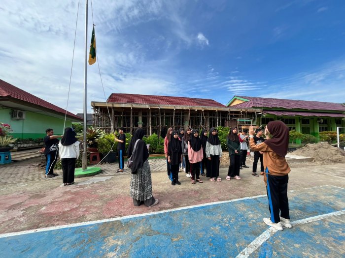 Kelas 9D Latihan Upacara Bendera: Tertib, Kompak, dan Siap Tampil