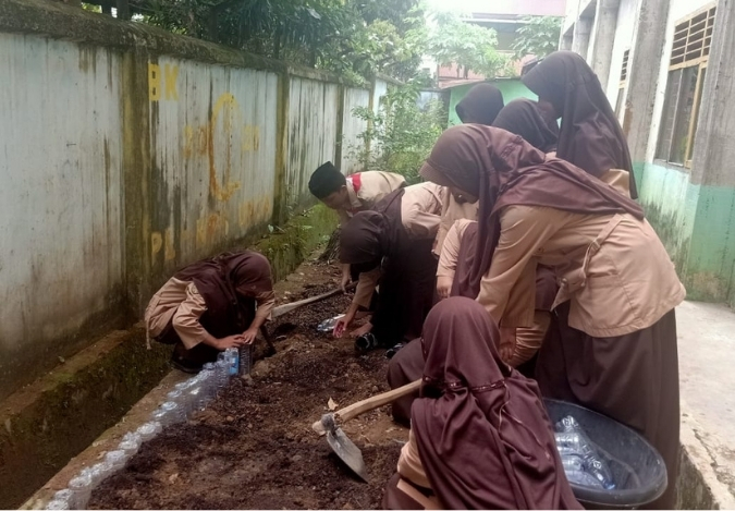 Daur Ulang : Duta TOGA MTsN 2 Kota Jambi Beraksi di Lahan Madrasah