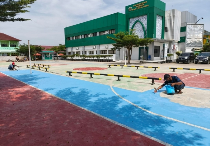 Lapangan Kian Ceria: Pengecatan Tiga Warna di MTsN 2 Kota Jambi Terus Berlanjut