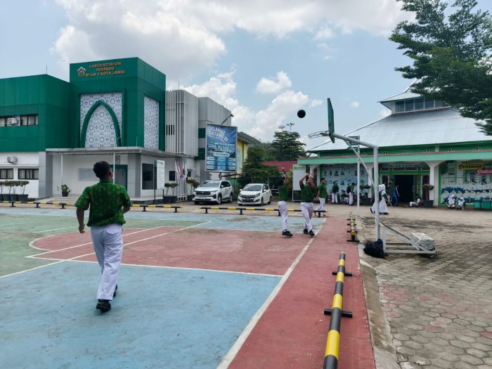 Sehat Sambil Menunggu: Siswa MTsN 2 Kota Jambi Isi Waktu dengan Bermain Basket
