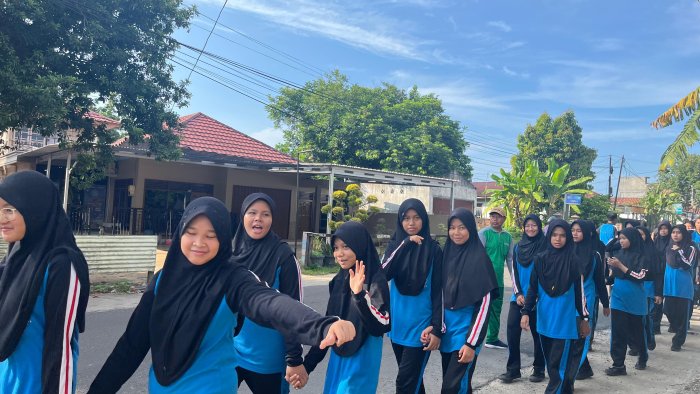 Jalan Santai MTsN 2 Kota Jambi Meriahkan Pagi: Kontingen Aksioma 2025, Tim Drumband, dan Pramuka Turut Mengiringi