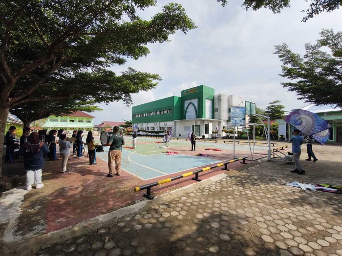 Personel Drumband Kompak Berlatih Mantapkan Harmonisasi Instrumen dan Colorguard