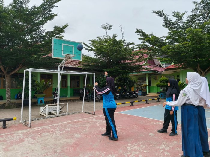 Bukan Cari Juara, Siswa-Siswi Cuma Cari Keringat dan Tawa di Lapangan Basket Bukan Cari Juara, Siswa-Siswi Cuma Cari Keringat dan Tawa di Lapangan Basket