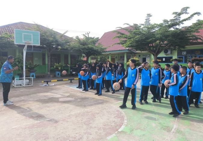 Siswa 7H MTsN 2 Jambi Antusias Asah Skill Basket Siswa 7H MTsN 2 Jambi Antusias Asah Skill Basket