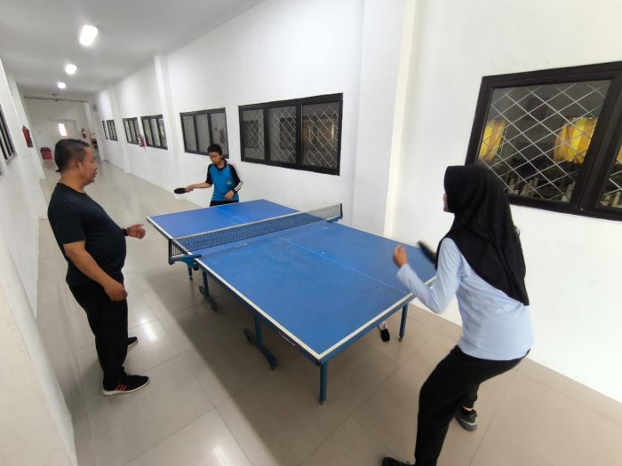 Semangat Latihan Tenis Meja di Koridor Lab Terpadu: Pak Azikri Dampingi Fatih dan Zizi Menuju Aksioma