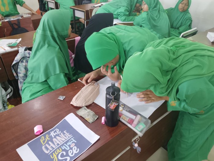 Kelas 7H Merangkai Tipografi dalam Pelajaran Seni Budaya