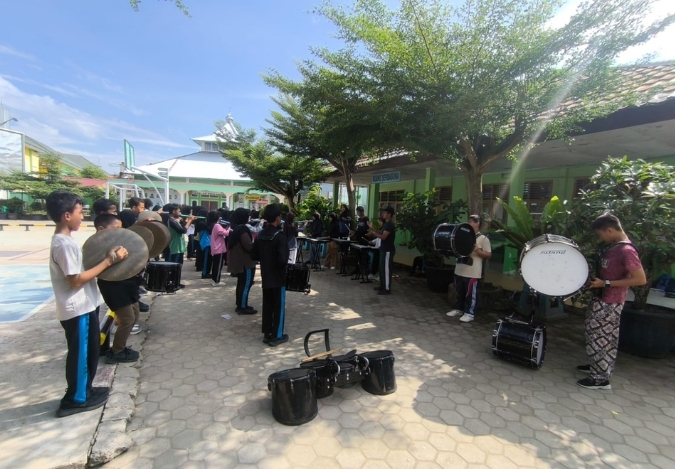 Ekskul Drumband MTsN 2 Kota Jambi Latihan Intensif Untuk Sambut Hari Guru