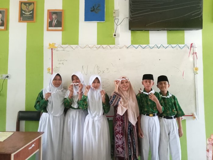 Siswa Kelas 7A, 7B, dan 7D MTsN 2 Kota Jambi Ekspresikan Kreativitas: Mahkota Kertas Bersama Ibu Mimi