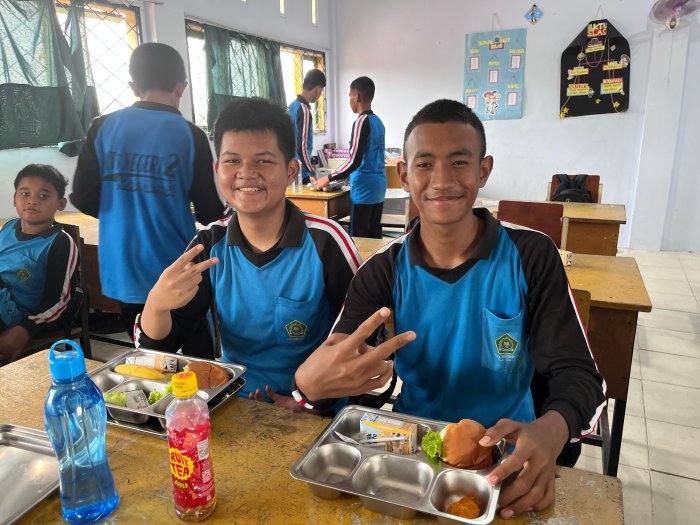 MBG Kelas 9F, 9G, 9H, dan 9I MTsN 2 Kota Jambi: Burger Kekinian Bikin Masanders Tersenyum MBG Kelas 9F, 9G, 9H, dan 9I MTsN 2 Kota Jambi: Burger Kekinian Bikin Masanders Tersenyum