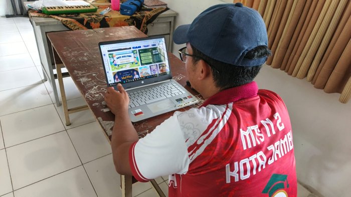 Waka Humas MTsN 2 Kota Jambi Hadirkan Infografis Anti-Bullying