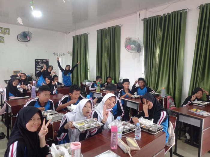 MBG Kelas 7I: Edukasi Gizi Sejak Dini, Semangat Belajar Meningkat